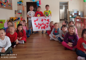 Grupa dzieci 5- letnich z plakatem w kształcie serca